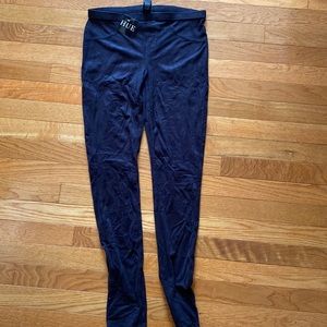 Brand new…tags still on Hue velvet leggings in black